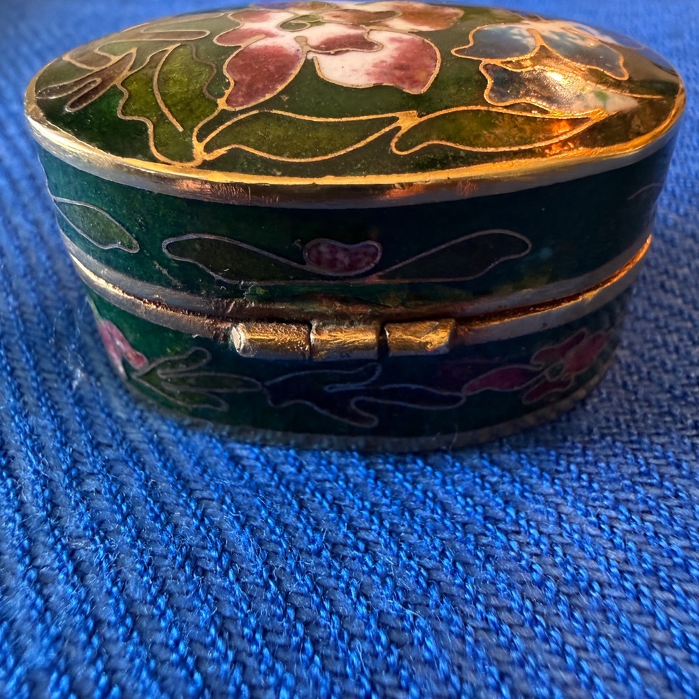 Vintage Green Floral Cloisonné Miniature Pill Box - Elegant Jewelry Accessory